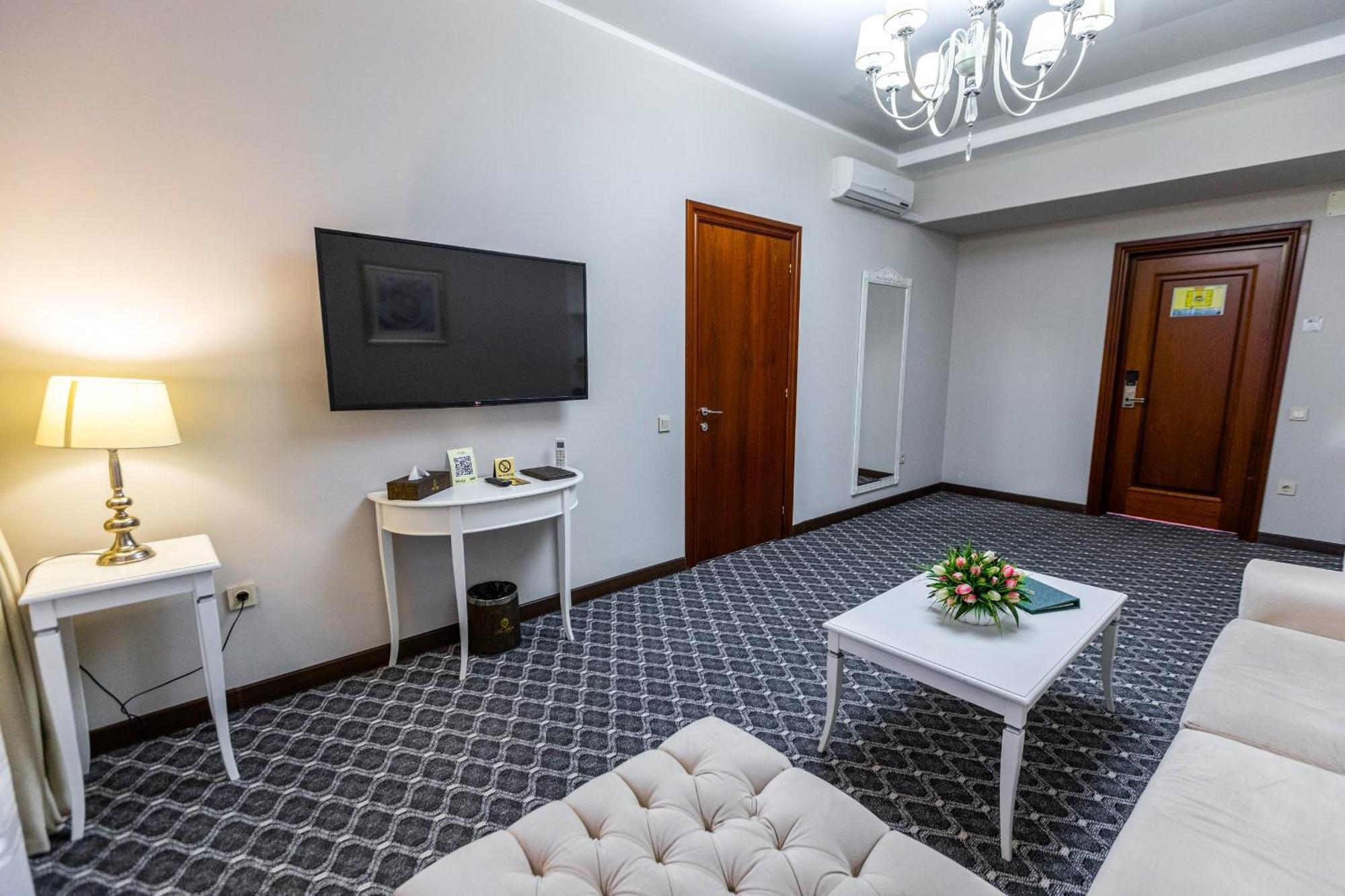 Plaza Hotel Alma-Ata Kamer foto
