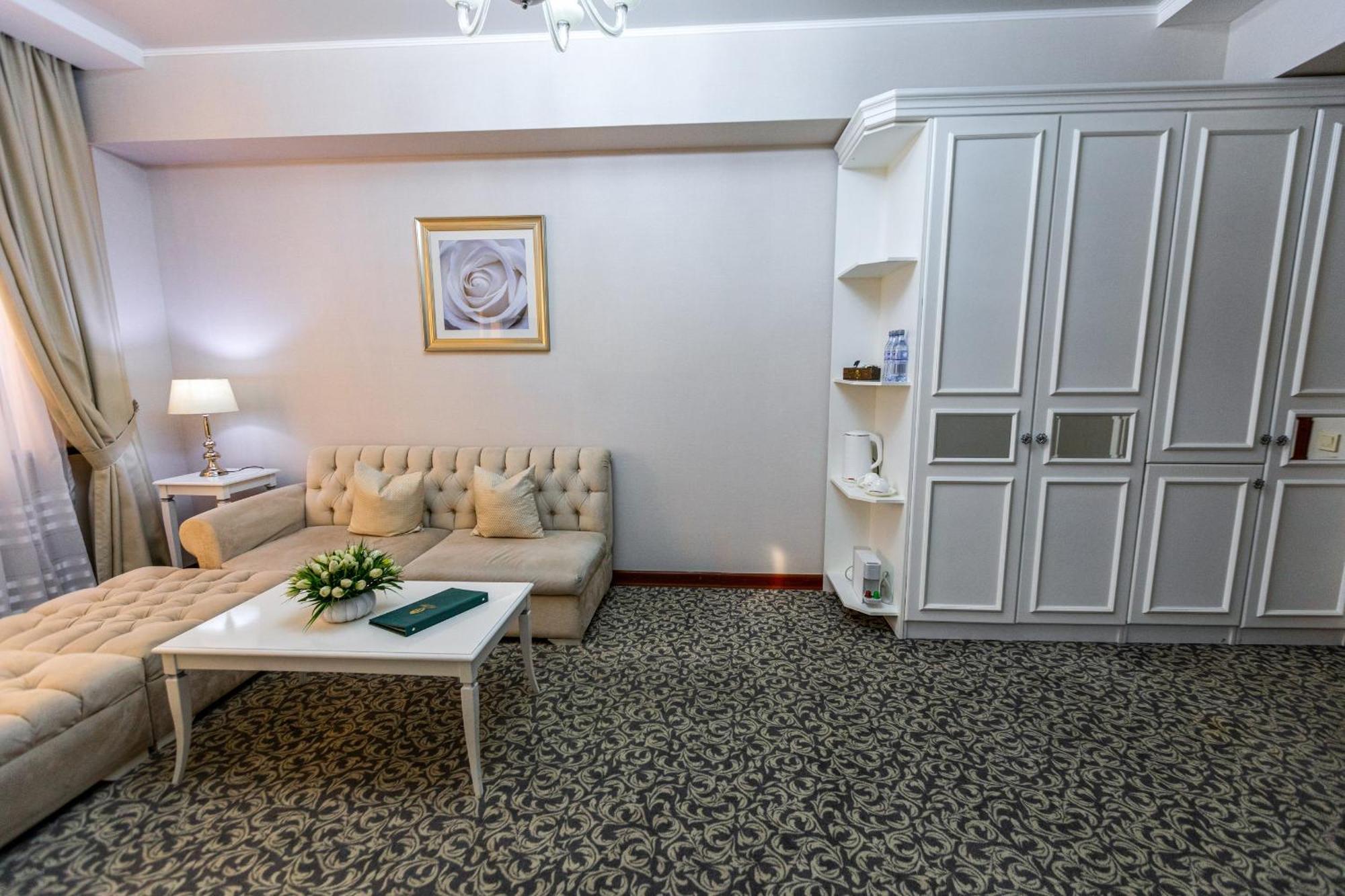 Plaza Hotel Alma-Ata Kamer foto