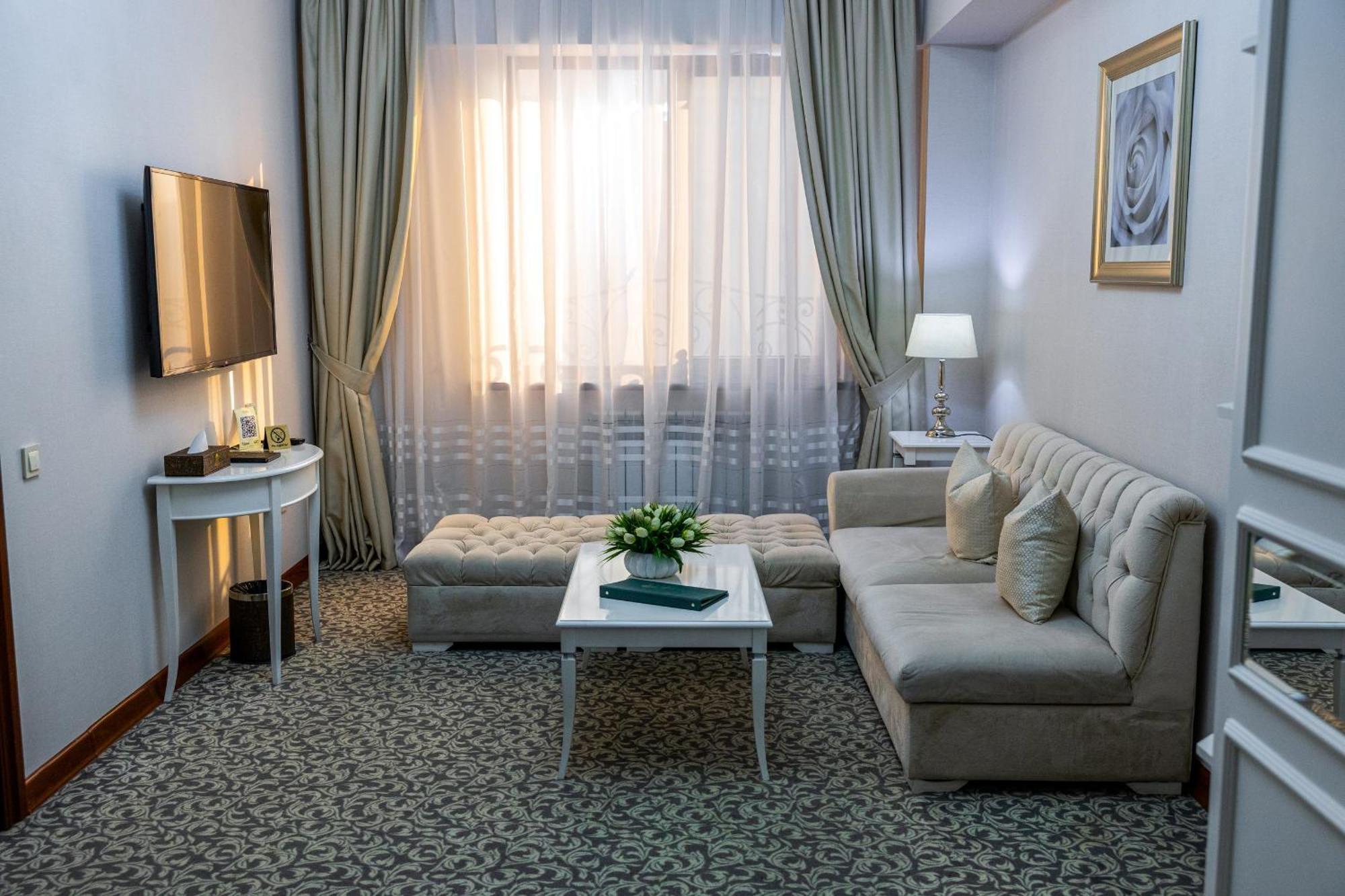 Plaza Hotel Alma-Ata Kamer foto