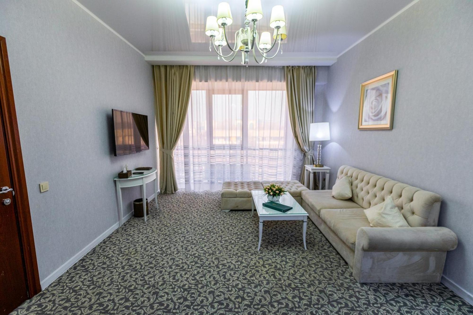 Plaza Hotel Alma-Ata Buitenkant foto