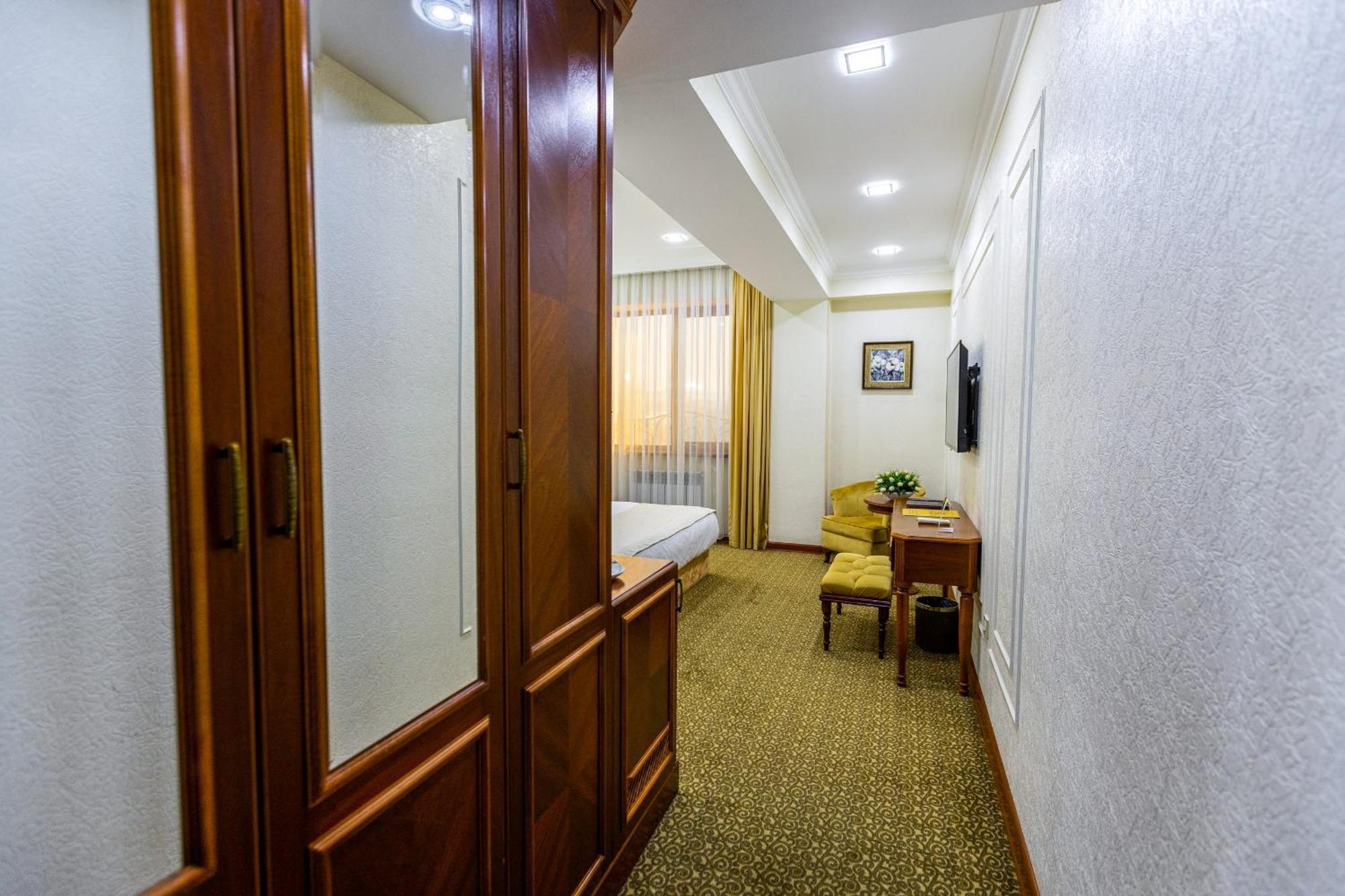 Plaza Hotel Alma-Ata Kamer foto